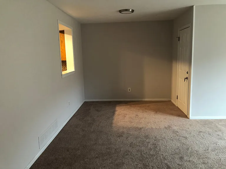 131 Caernarvon Ct — Photo 25