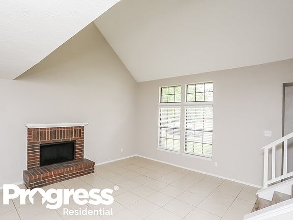 4th image of 1121 Greenbriar Ln