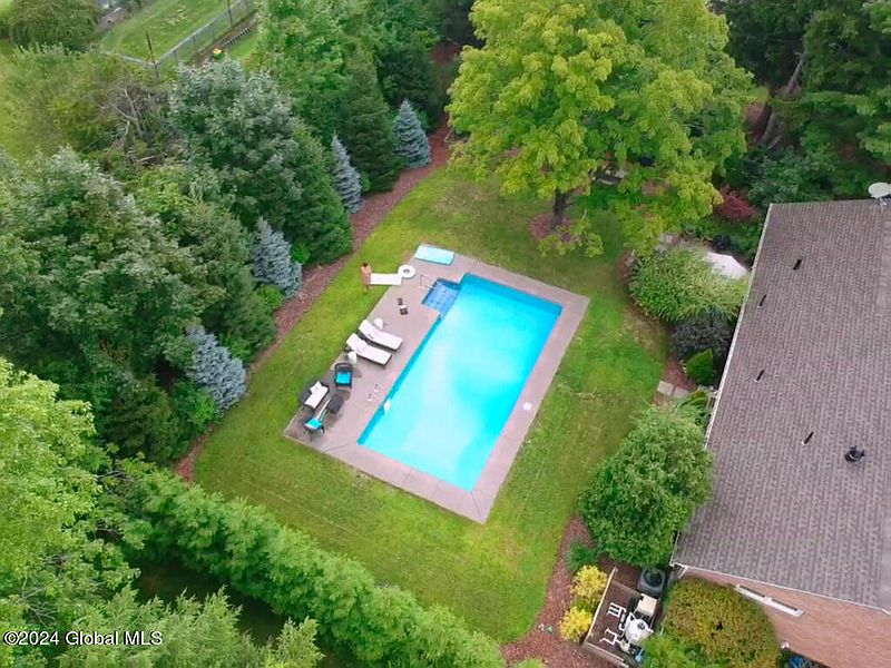 3rd image of 1275 Hawthorn Road