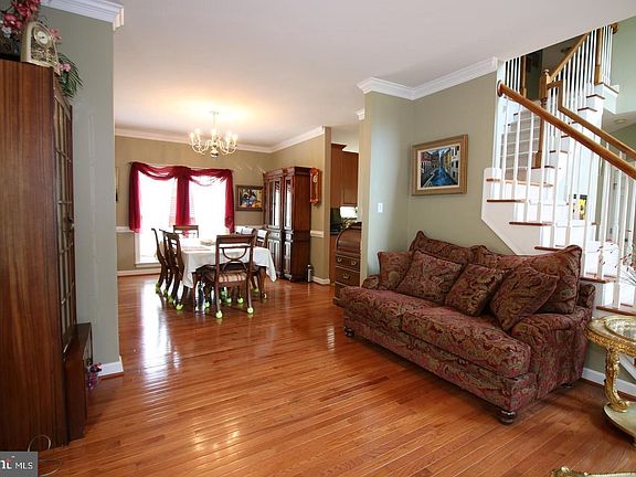 5th image of 27 Blackberry Ln