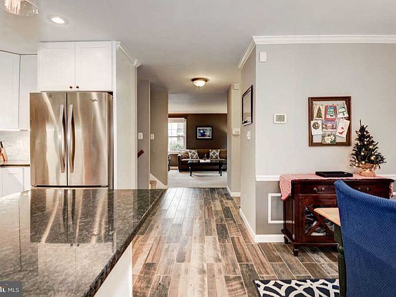 4th image of 4573 Airlie Way