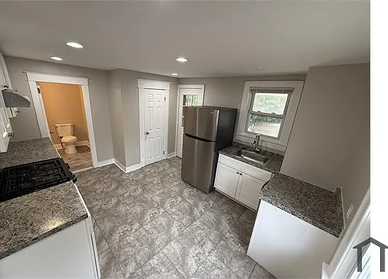 2 bed, 750 sqft, $2,500 — Photo 2