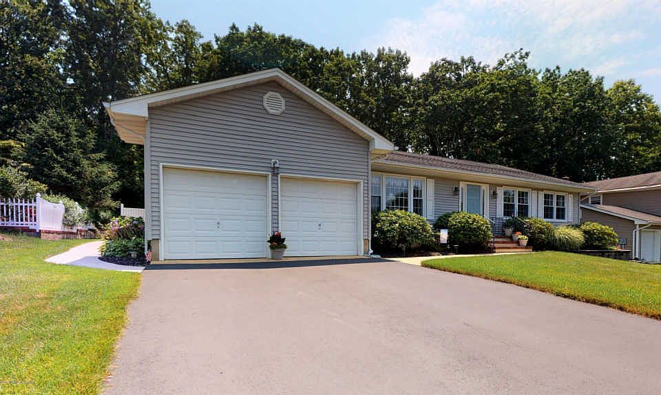 1st image of 207 Woodberry Dr