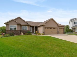 2926 Quail Hollow Ln, Cedar Falls, IA 50613