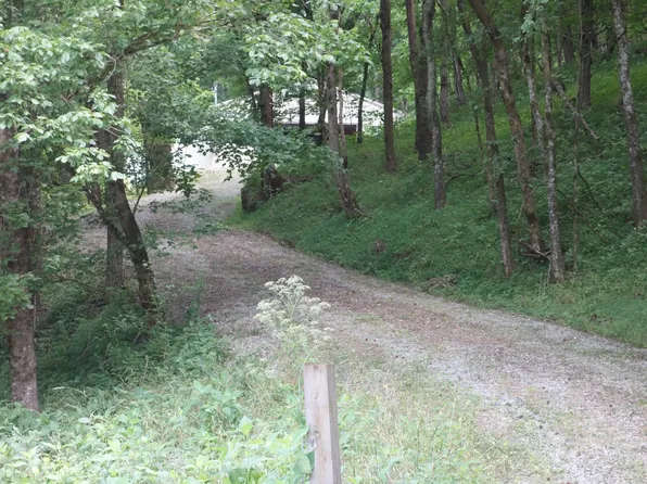 18 York Ln, Elmwood, TN 38560
