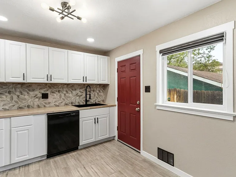 405 Wilhelmia Ave #B — Photo 7