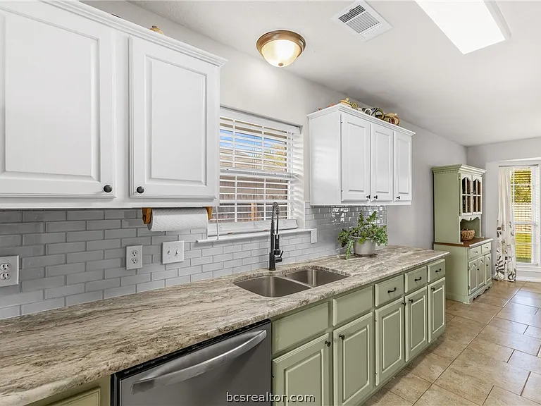 1219 Danville Ln — Photo 10