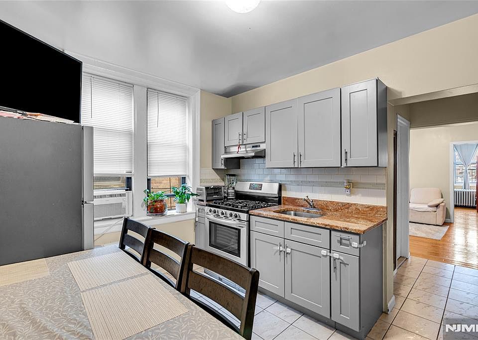 1st image of 527 34th St APT D2