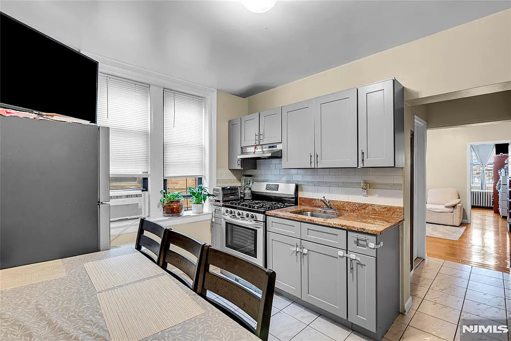 527 34th St APT D2 photo 1