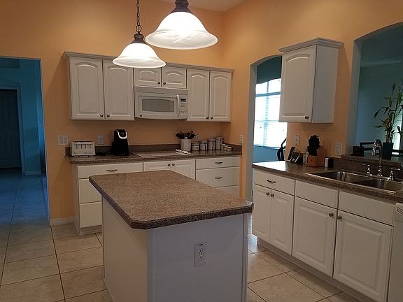 3rd image of 888 Mandrake St