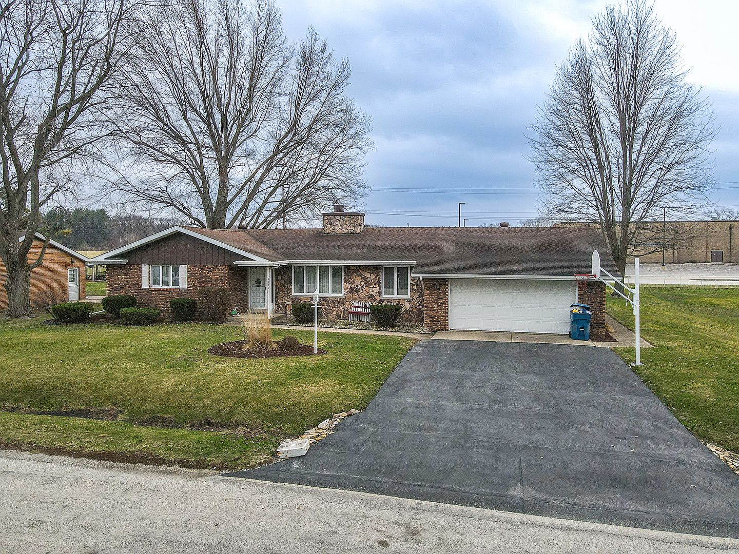 4906 W Hilltop Dr, Kankakee, IL 60901 | Zillow