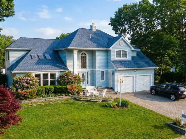 9 Dexter St, Selden, NY 11784