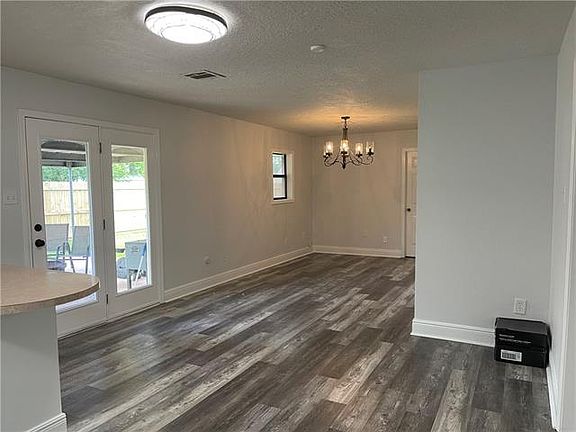 4th image of 1420 6th Ave