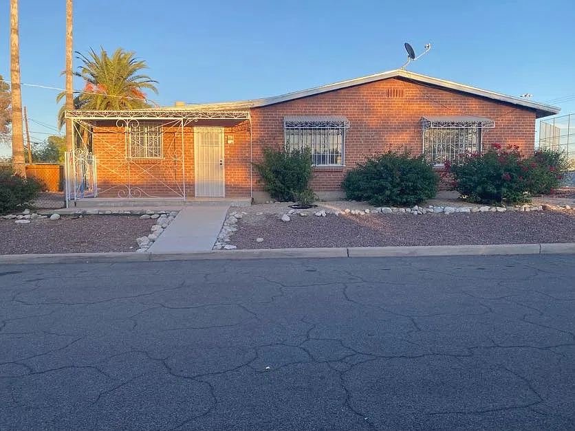 4 bed, 1603 sqft, $2,095 — Photo 2