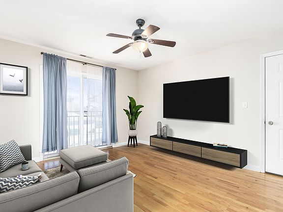 3rd image of 3447 Ridgeland Ave Unit 203