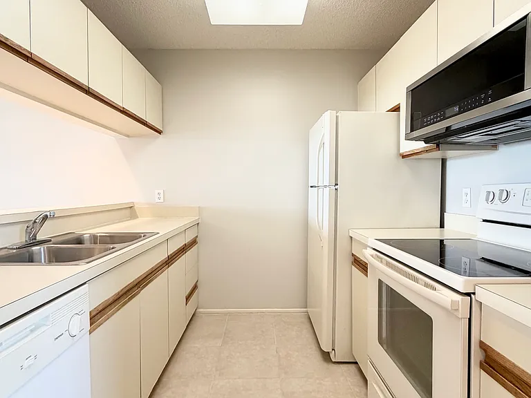 Kitchen w/ breakfast bar