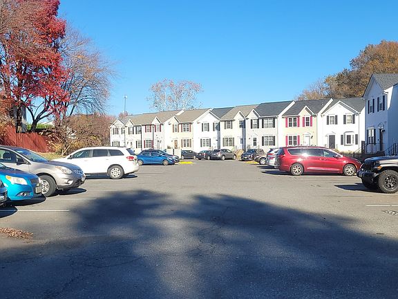 Exterior Neighborhood (street photo)