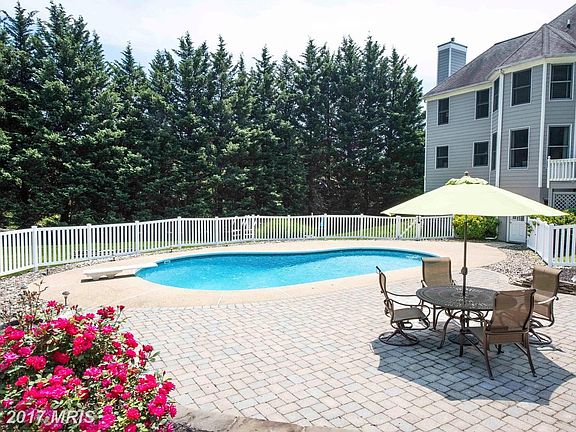 BEAUTIFUL INGROUND POOL & PAVER PATIO
