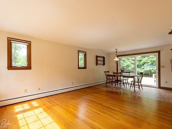 3rd image of 350 N Main St