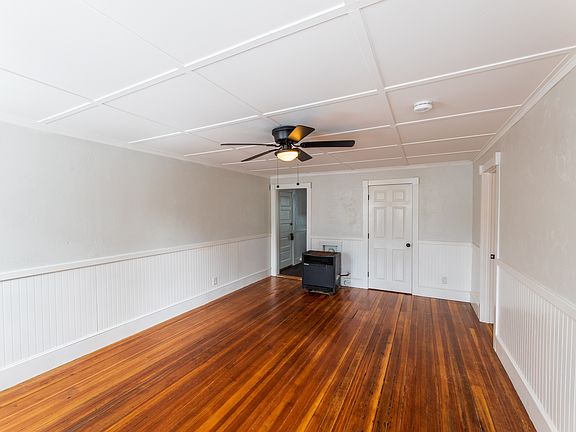 5th image of 22 Forest Avenue Ct Floor 1