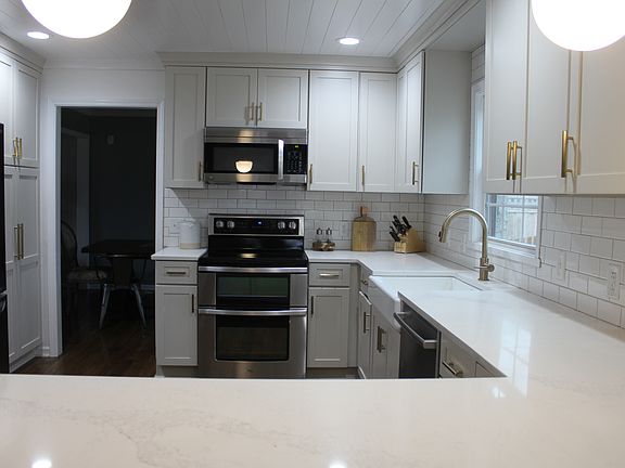 3rd image of 6037 Farmleigh Dr
