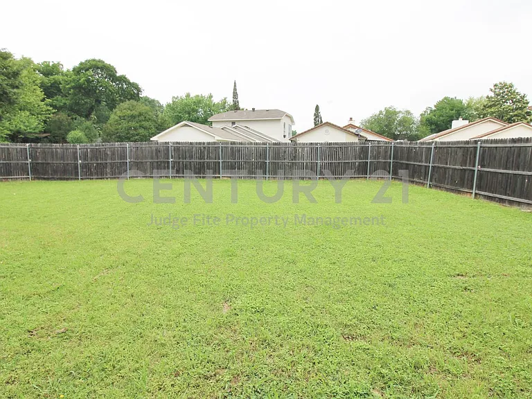 1103 Hemlock Ct — Photo 13