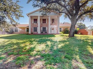 2 Linderhof Cir, Bedford, TX 76022