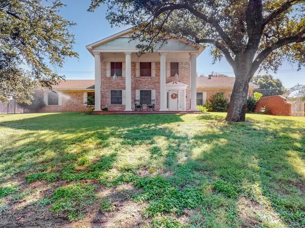 2 Linderhof Cir, Bedford, TX 76022