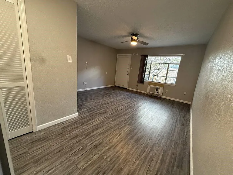 2501 Yoakum Blvd #12 — Photo 6