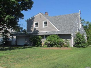 101 Stonecutter Rd, Levittown, NY 11756