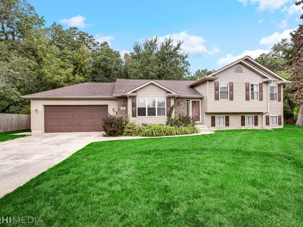 565 Pinecrest Dr, Porter, IN 46304