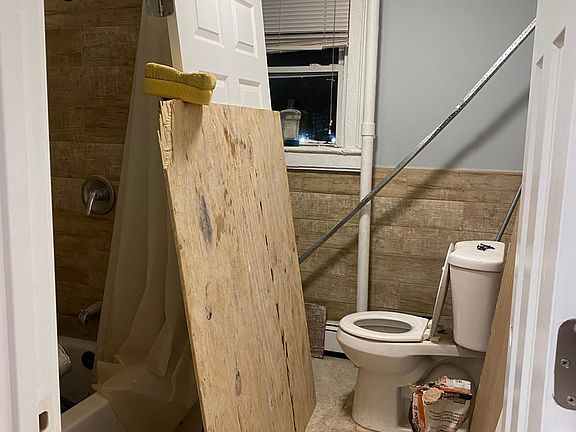 5th image of 102 Henry St Floor 2