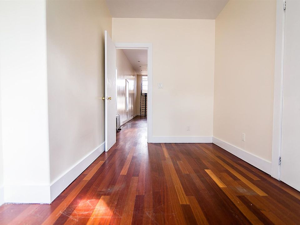 005_64_Troutman_Avenue__3R-11