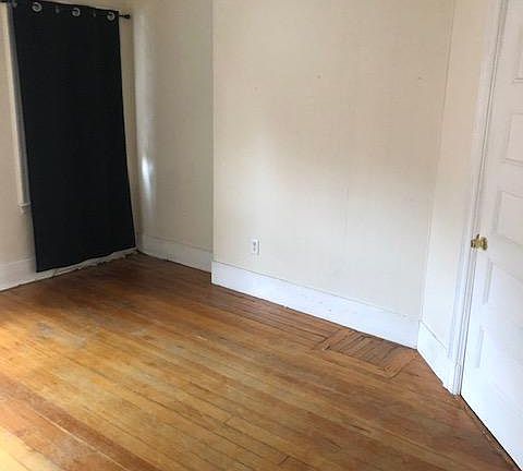 4th image of 525 Newbury St APT 4