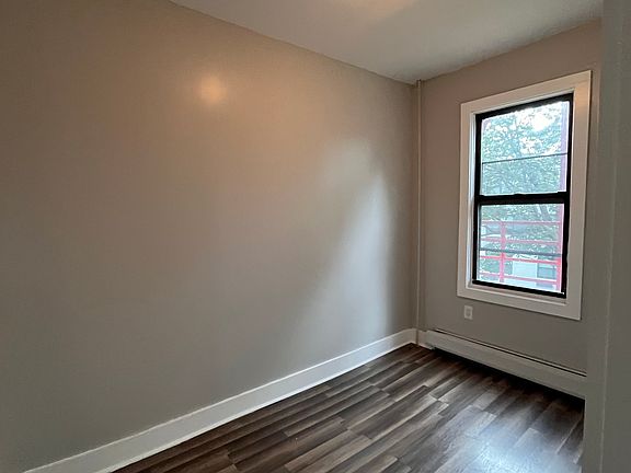 3rd image of 104 Belmont Ave #2R