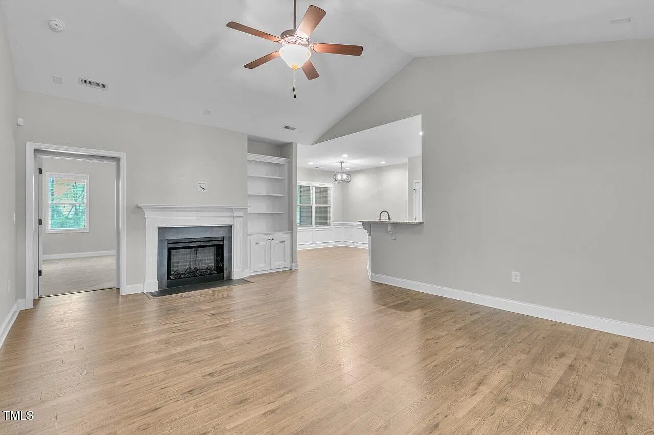 3 bed, 2.0 bath, 1610 sqft, $2,050 — Photo 3