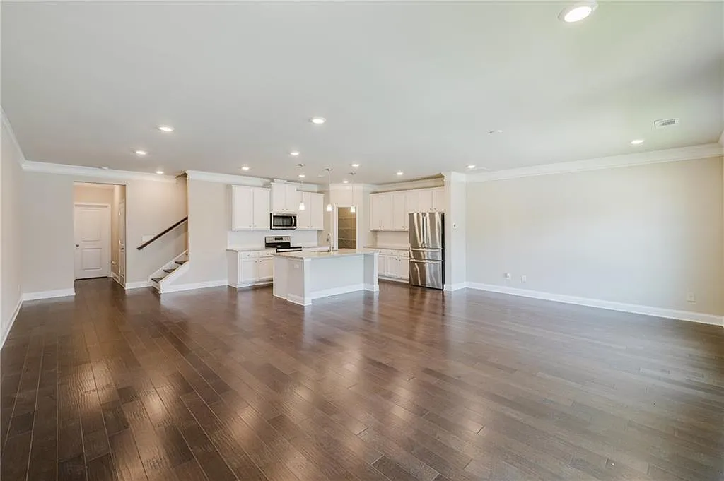 3 bed, 2.5 bath, 2268 sqft, $2,200 — Photo 3