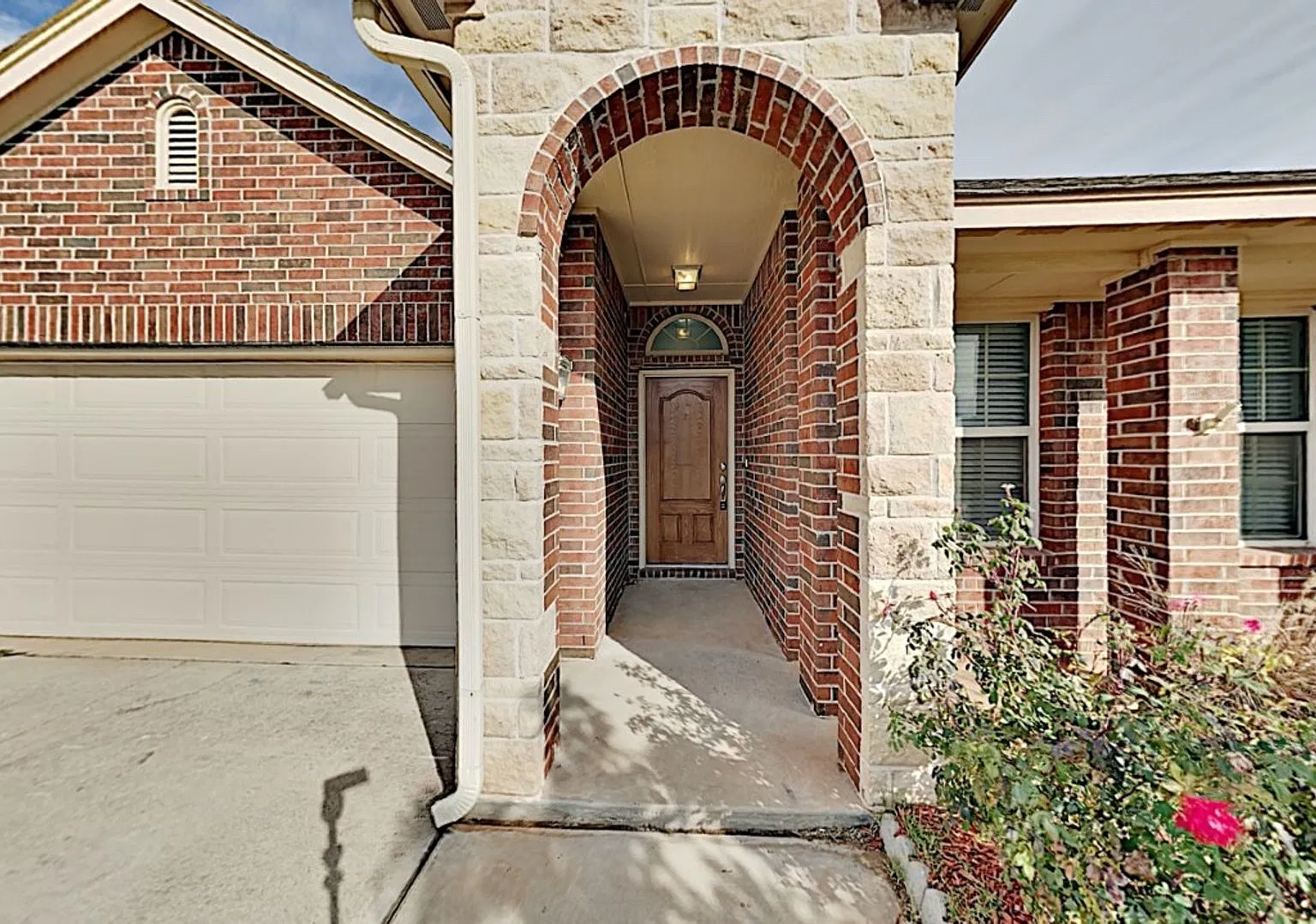 A Beautiful and Spacious 4 Bedroom 2 Bath in Mustang Schools — Photo 2