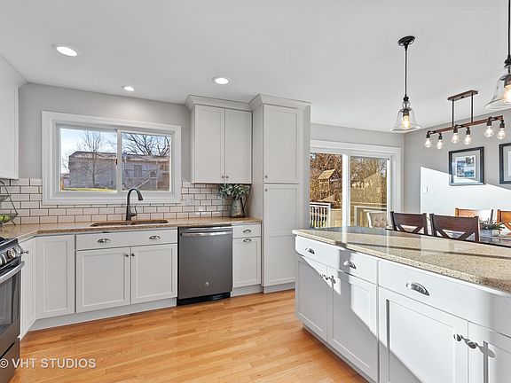 5th image of 1082 Sussex Ln