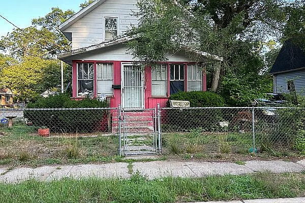 3037 5th St photo 1