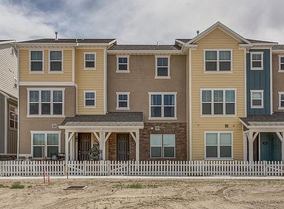 3rd image of 1038 W Painted Horse Ln