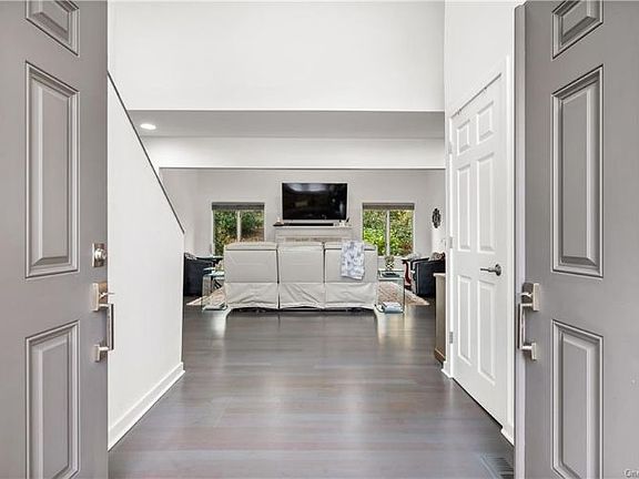 3rd image of 7 Pepperidge Ln