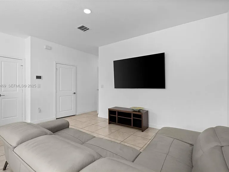 757 SW 11th St — Photo 30