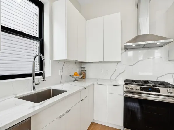 220 Freeman Avenue image 9 of 47