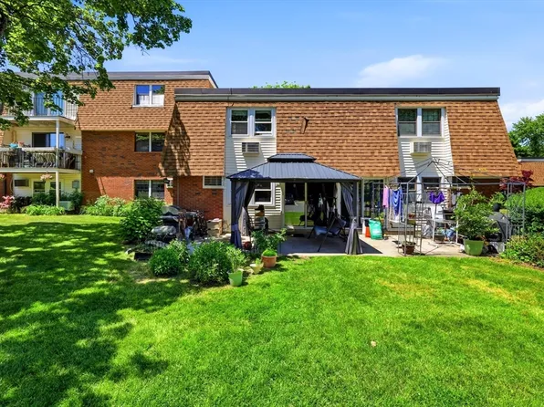 80 Damon Rd APT 8111, Northampton, MA 01060