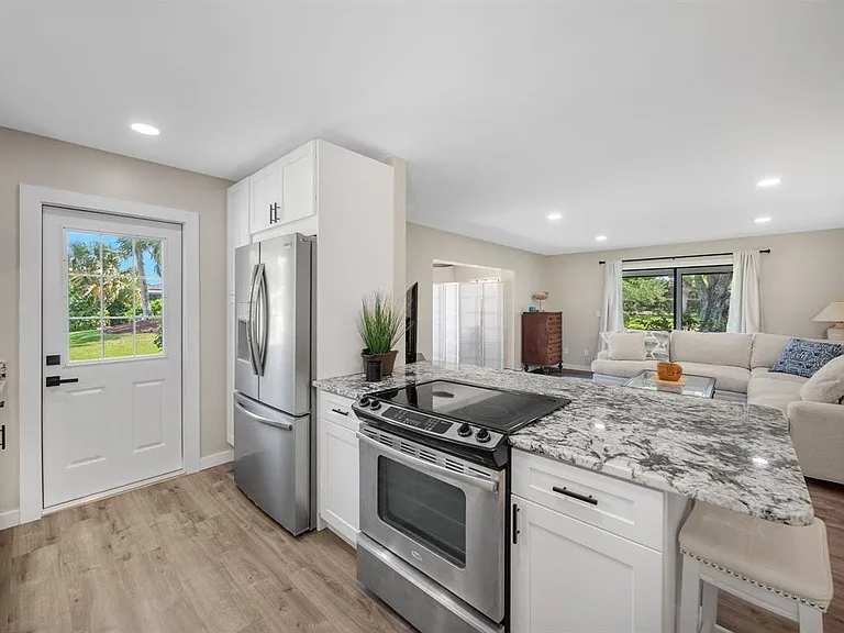 5232 SE Sea Island Way — Photo 2