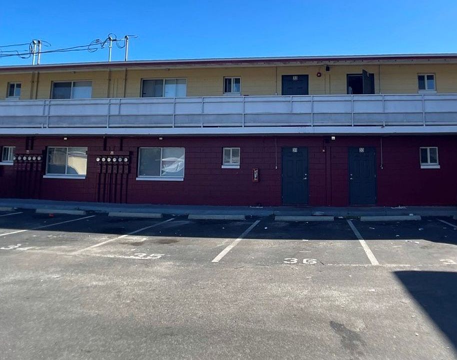 1st image of 3007 Country Ln #33