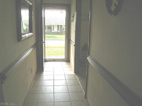 2nd image of 933 Hanbury Ct