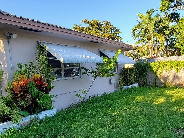 1952 Rodman St — Photo 16