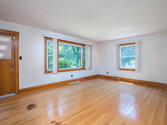 4th image of 2304 Abbott Dr